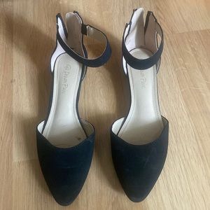 These are black Dream Pairs flats that are size 8.5.